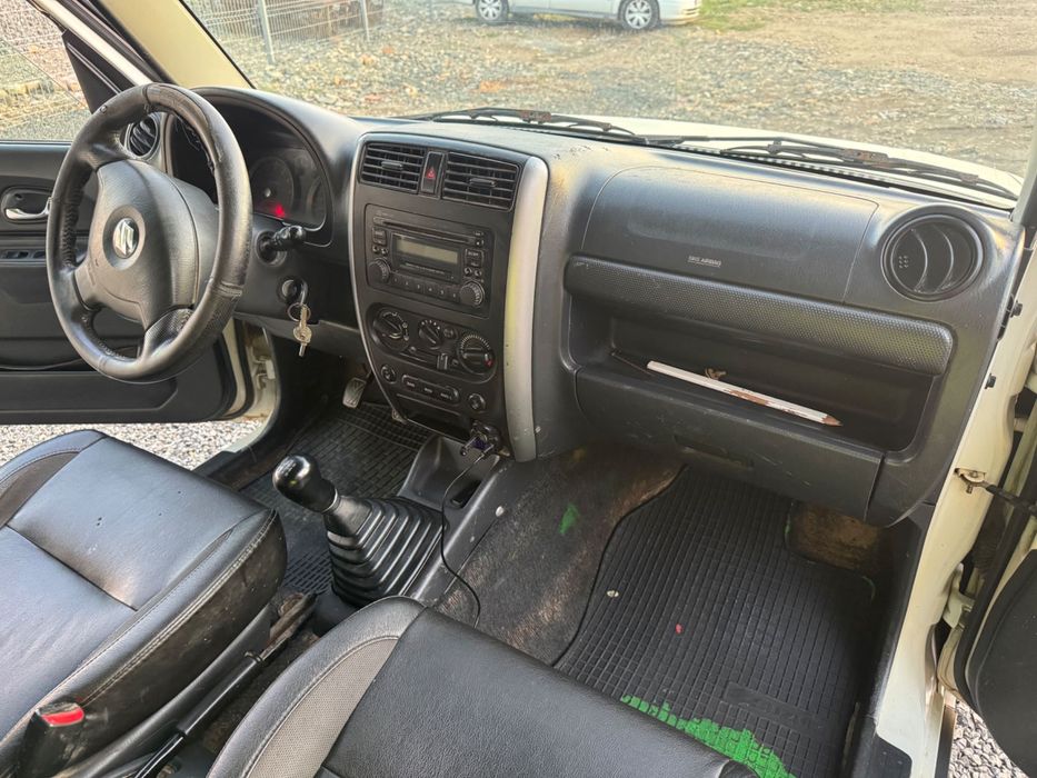 Suzuki Jimny, motor 1.3,an fabricație 2011, 272000 km, TVA deductibil.