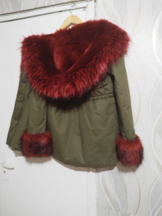 Парка с ръкави и шапка от естествен пух
