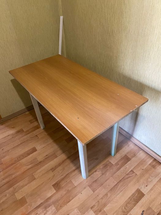 Стол с четырьмя табуретками