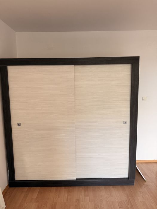 Гардероб с пръзгащи се врати