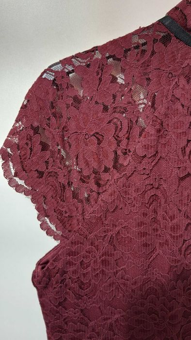 Myleene Klass бордо дантелена рокля с контрастни кантове