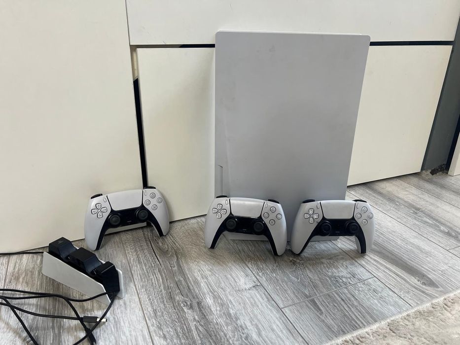 Ps5 с двумя джостиками почти новый