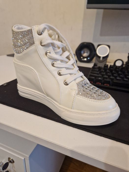Белые сникерсы с камнями