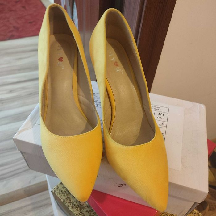 Pantofi galbeni, piele intoarsa, model deosebit
