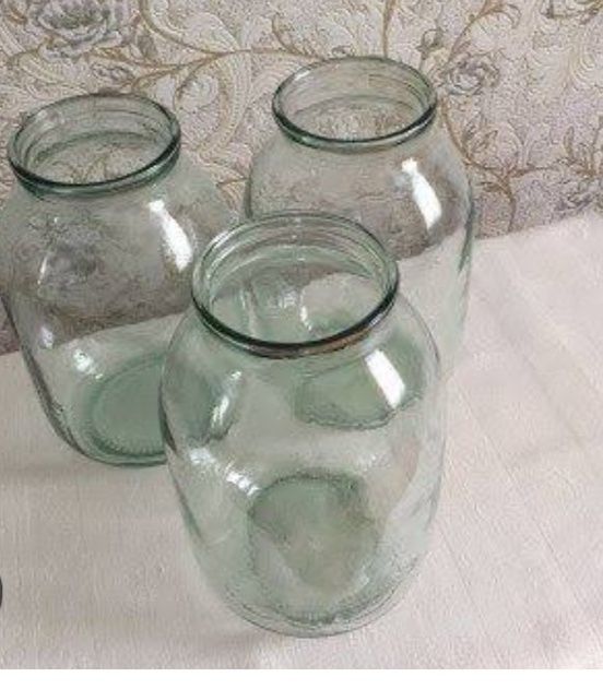 Банки стеклянные двух литровые.
