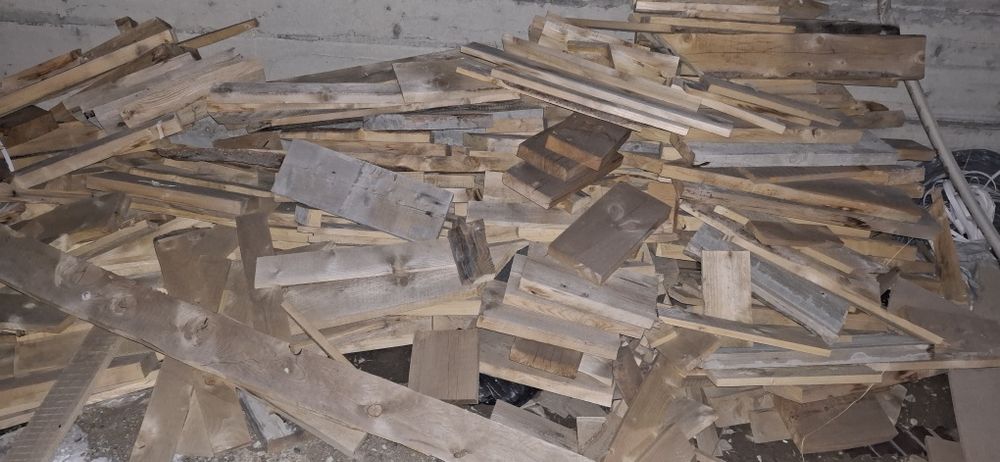 Дрова из досок  кучами