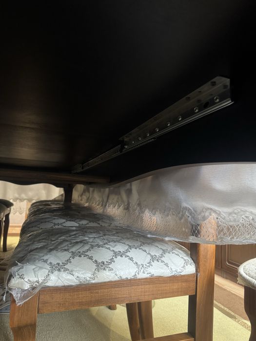 Стол и стулья для гостинной