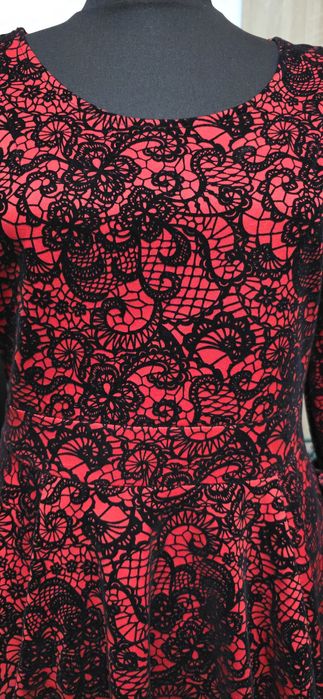 Rochie spectaculoasă roșu-negru cu model catifea – efect wow