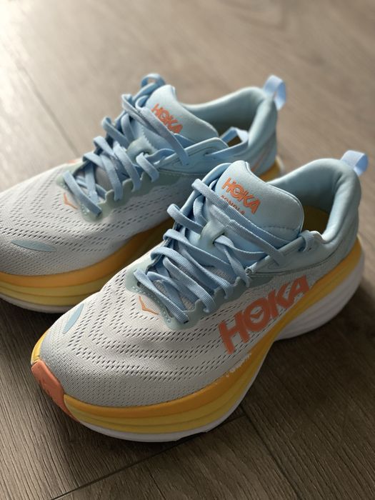 Vând o pereche de HOKA ONE ONE Bondi 8 Wide, mărimea 41⅓ EU
