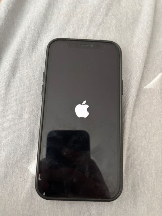 Продавам iPhone 12