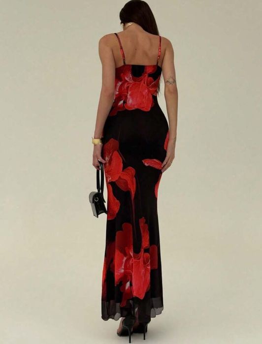 Дамска черна рокля с червени цветя