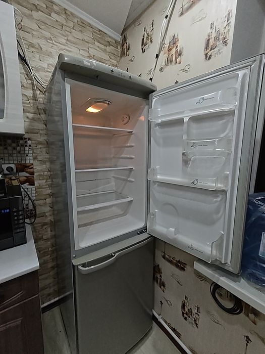 Холодильник Samsung
