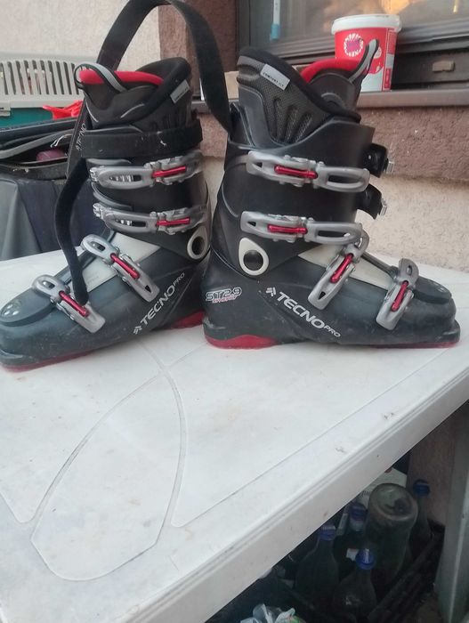 Vând schiuri și clapari