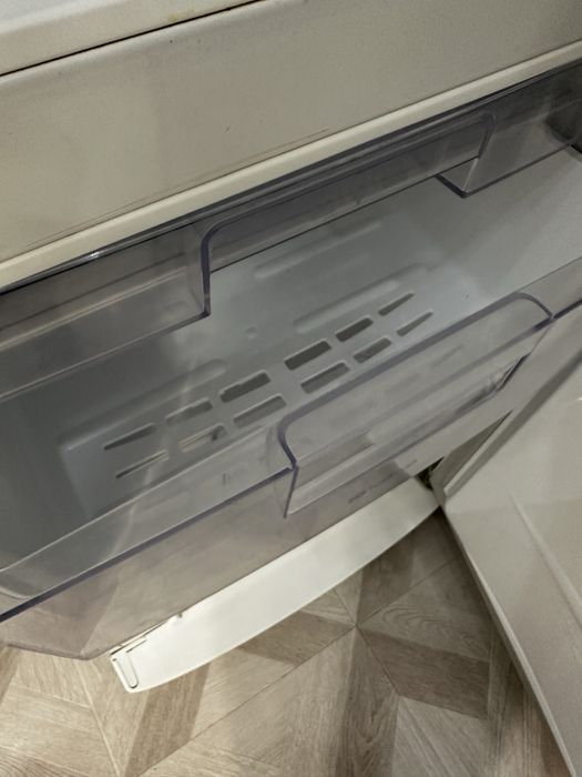 Холодильник LG .Отличная заморозка.Почти новый