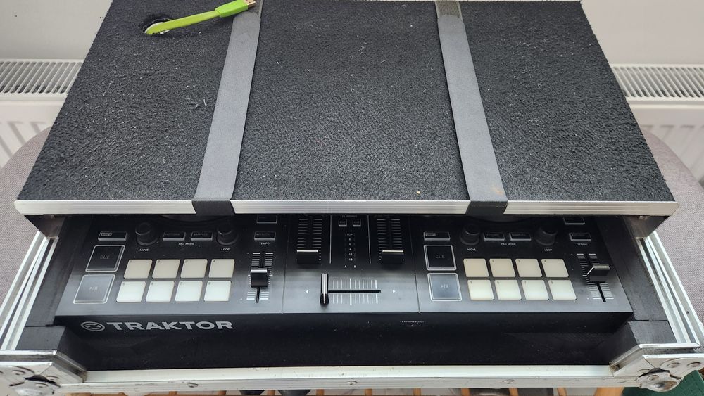 Consola Traktor S2 MK3 cu case