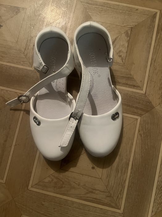 Продам туфли новые одевали 3 раза