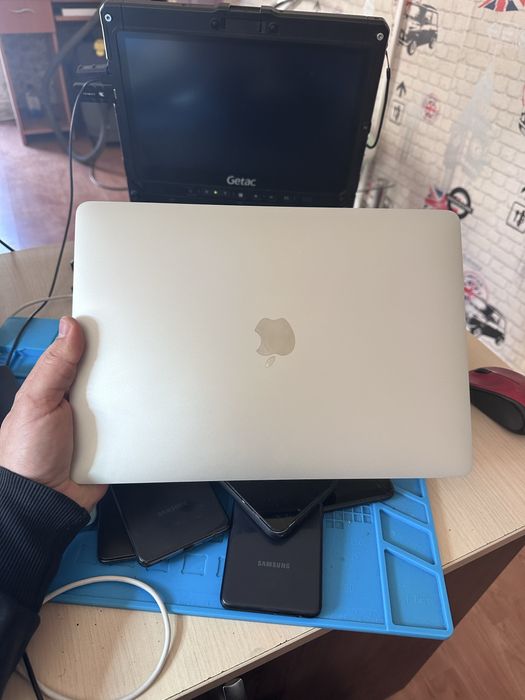 Macbook Pro 13 inch cu TouchBar A1706