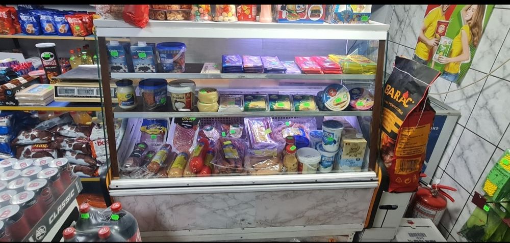 Vitrina de mezeluri si lactate