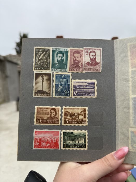 Малък класьор с различни пощенски марки