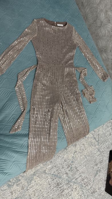 Продам нарядный комбез