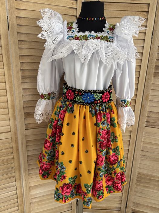 Costum popular pentru doamne și domnișoare de Maramureș complet