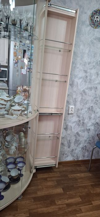 Срочно !!! Продам шкаф витрина