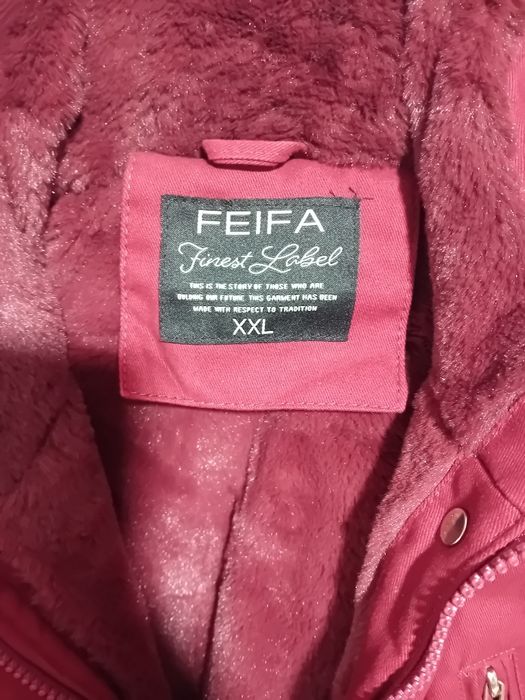 Vând  Costum de damă( fusta nouă),Geacă de iarnă ( purtată de câteva ori), rochie neagră (nouă), rochie roz pudră ( purtată doar o singură dată)