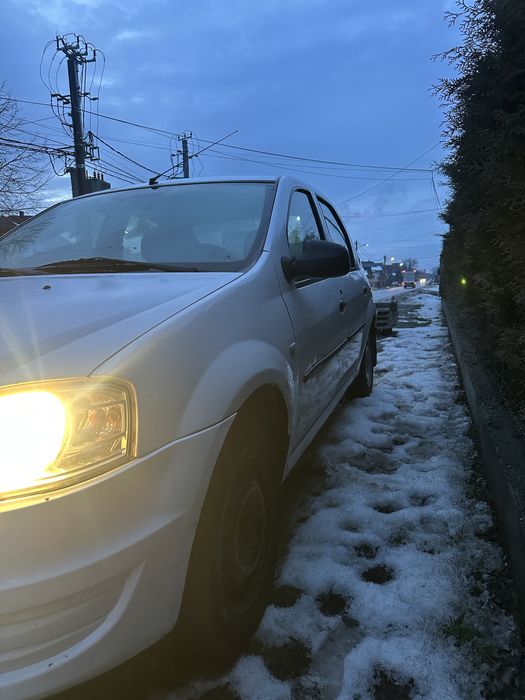 Vând Dacia logan