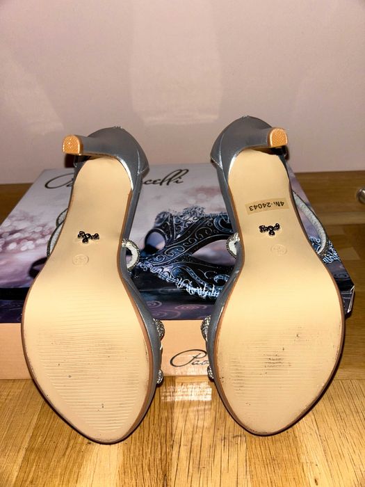 Елегантни дамски токчета с декоративни камъни