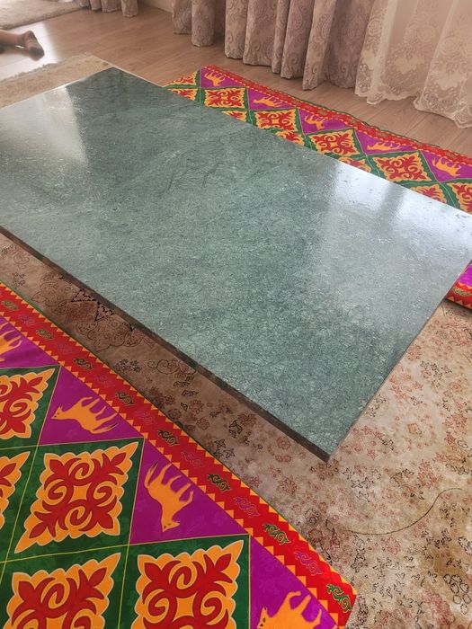 Стол мраморный, ножки деревянные