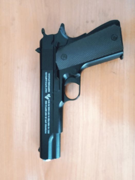 Пистолет стреляет  с точностью