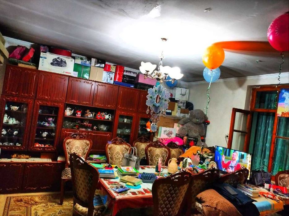 Срочно продается просторный дом с 6   комнатами в хорошем районе!!!