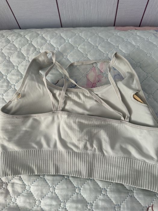 Спортивный женский топ.