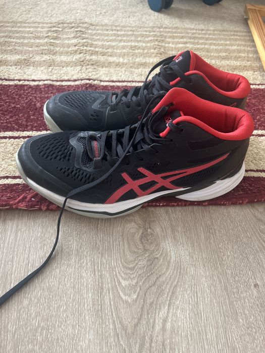 Asics кросовка сатылады почти новый 2 рет кана киілген багасын келісеи