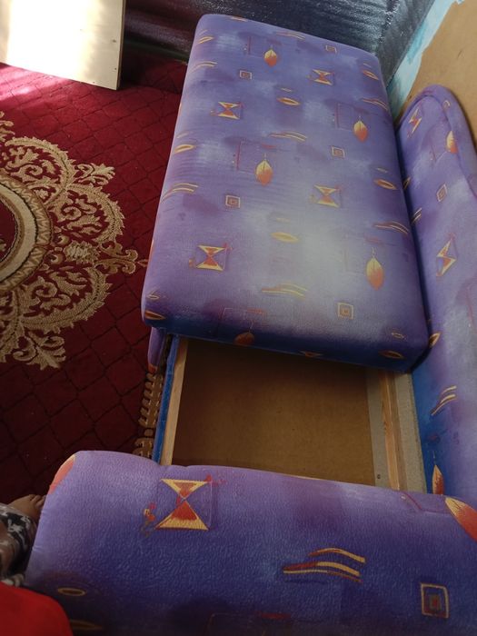 Продам компьютерный сто и диван