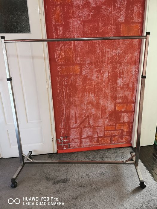 Метална закачалка за дрехи с колела