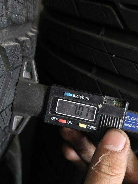 4 Броя 215/65/17 Pirelli 2x7mm 2x5,5mm