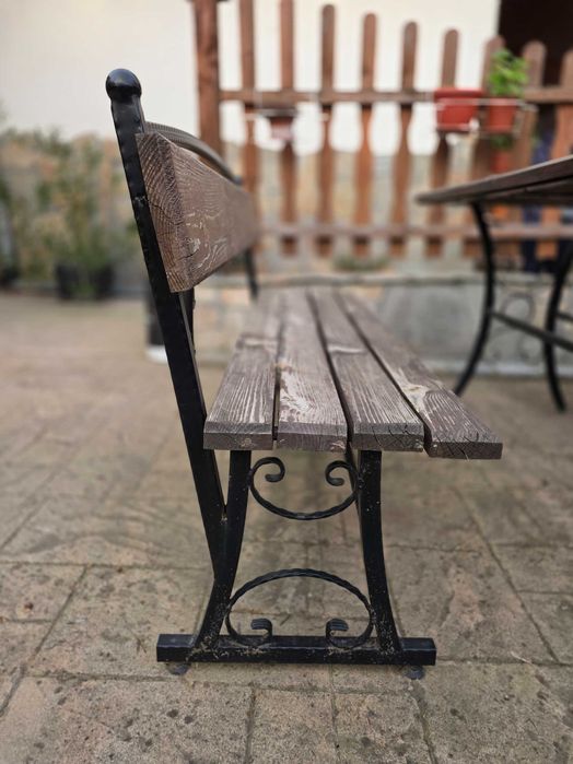 Градински маси с пейки от ковано желязо и дърво