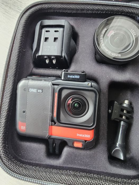 Vând pachet complet Insta360 ONE RS - Lentile 4K, 360, 1-Inch Leica +
