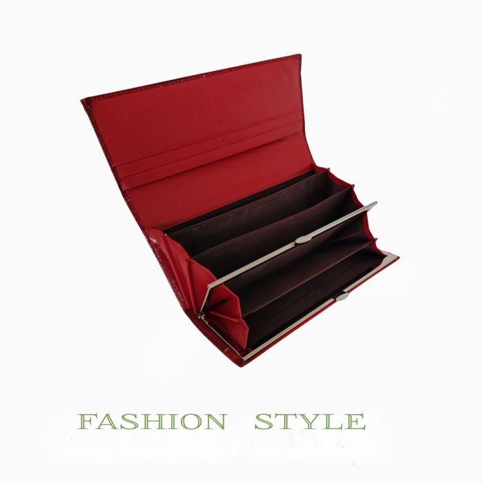 Елегантен дамски лачен портфейл