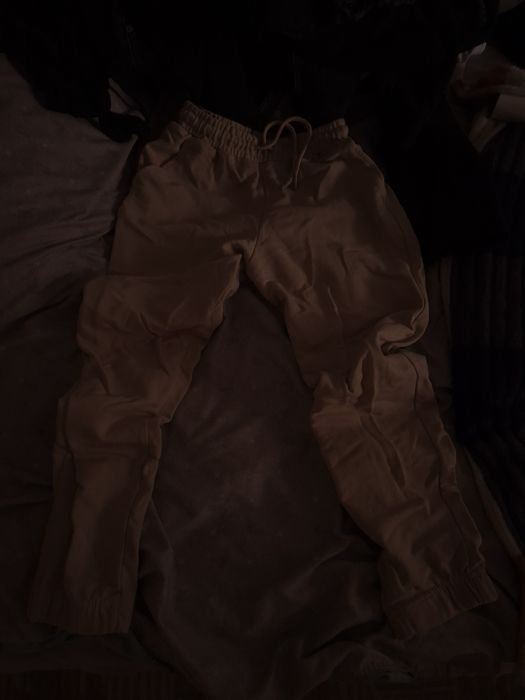 Две бежевых штанов