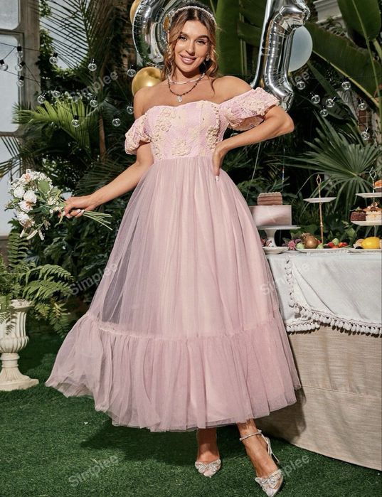 Светло розова миди рокля, с дантела и тюл