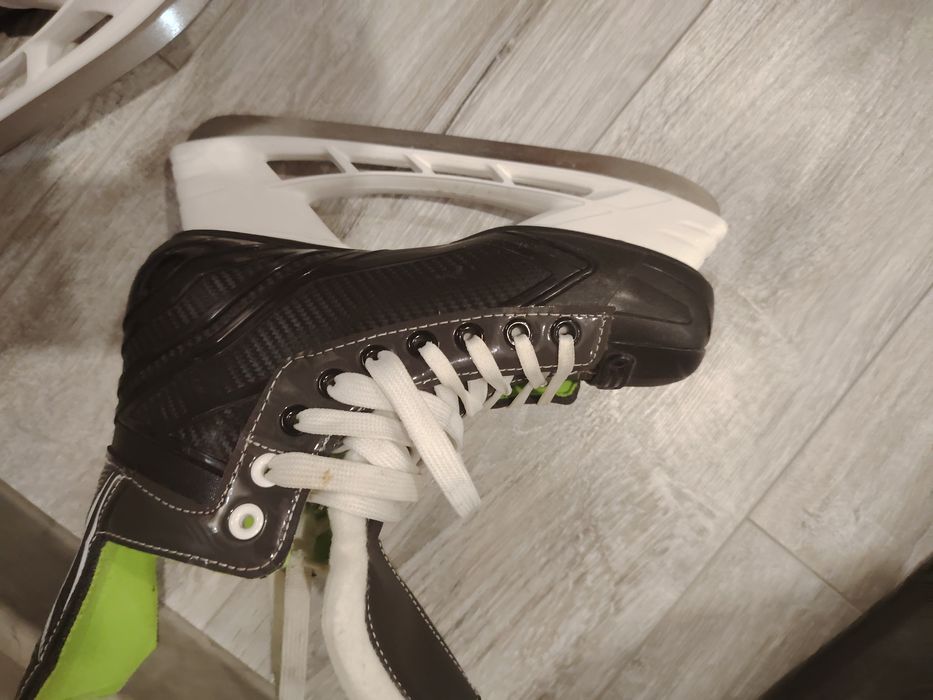 Продам коньки bauer