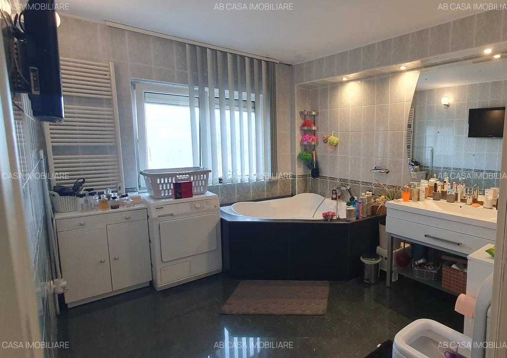 Ap 3 camere 2 băi, 1 balcon, et 3, Girocului, cu garaj, comision 0%