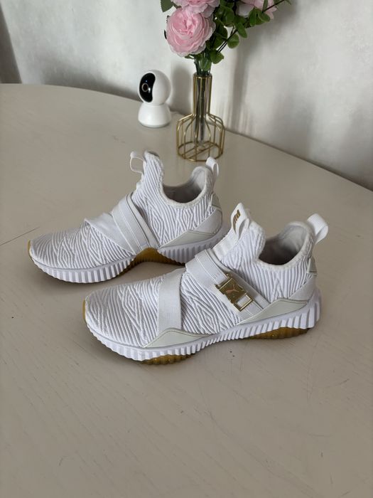 Белые кроссовки Puma