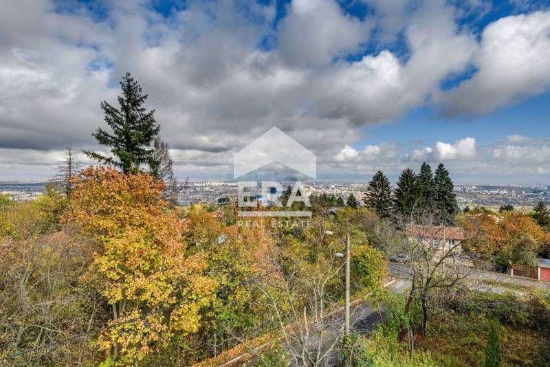 Самостоятелна къща под наем с красив двор и панорама към града в кв. "