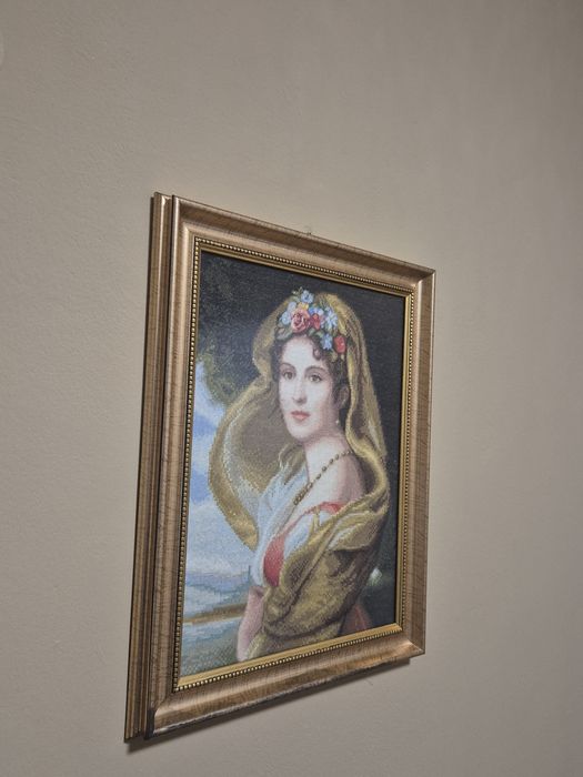 Уникален ръчно ушит гоблен „Дамата с воала“ – конци DMC, луксозна рамка