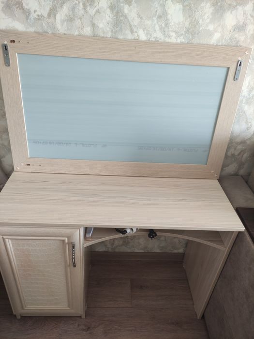 Продам туалетный столик с зеркалом.