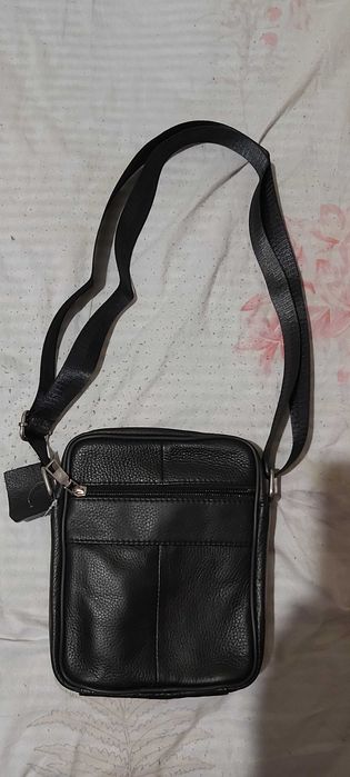 Продавам мъжки черни чанти от естествена кожа с пет отделения с цип