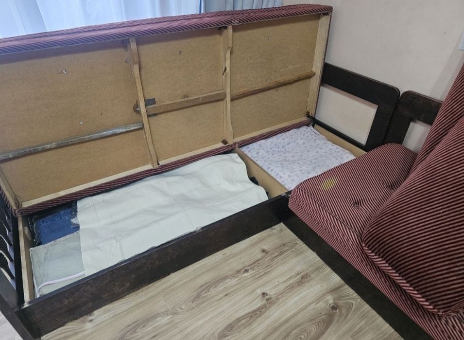 отдам б/у диван за шоколадку